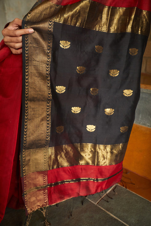 Handwoven Silk Cotton Red Maheshwari  Saree